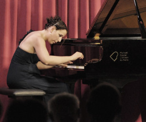 caucheteux-tamara-piano-grande-image-en-concert-par-classiquenews